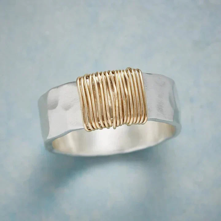 Bague Vintage en Argent Ornée d’un Fil Doré